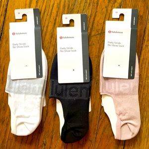 Lot 3pairs of lululemon socks